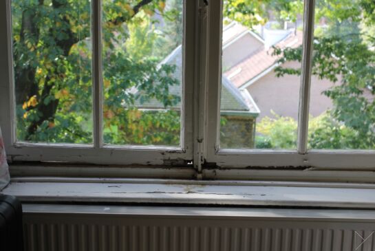 Houten draairaam in technisch slechte staat.