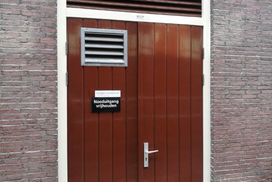 Deur met ventilatieroosters