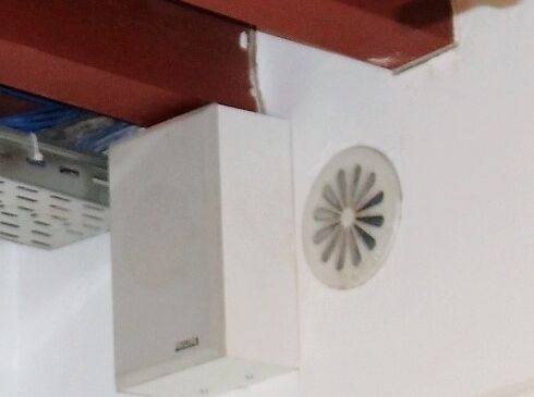 Ventilatierooster gezien vanaf de binnenzijde.