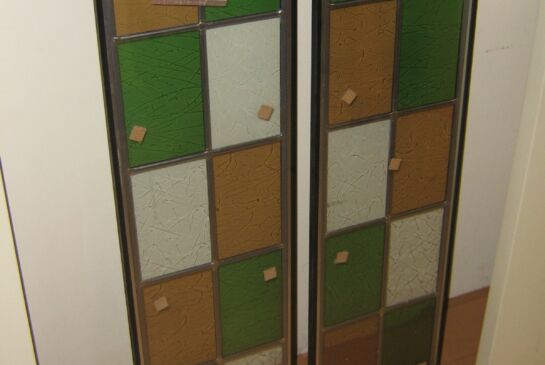 Glas in loodvensters opgenomen in dubbel glas.