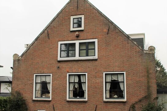 Gevel met ramen die van belang zijn voor de beeldkwaliteit. De ramen stammen uit de jaren '70 en zijn geen exacte kopieën van een historisch raam.